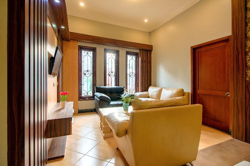 Oyo 1195 The Doctor'S Guest House Syariah Kejayan Exteriér fotografie